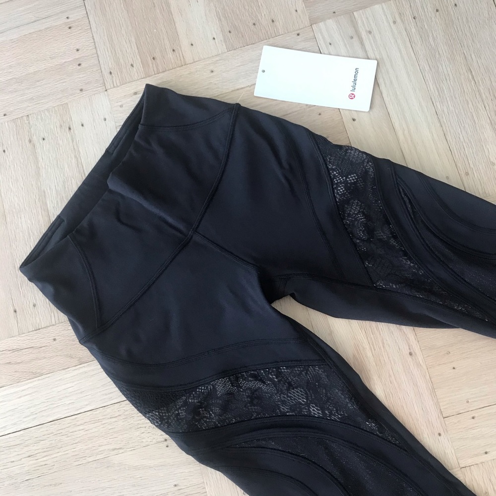 LULUKEMON BLACK LACE DETAIL LEGGINGS SZ 4